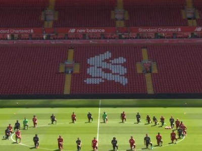 利物浦全队单膝跪地支持黑人 詹姆斯转发视频接力