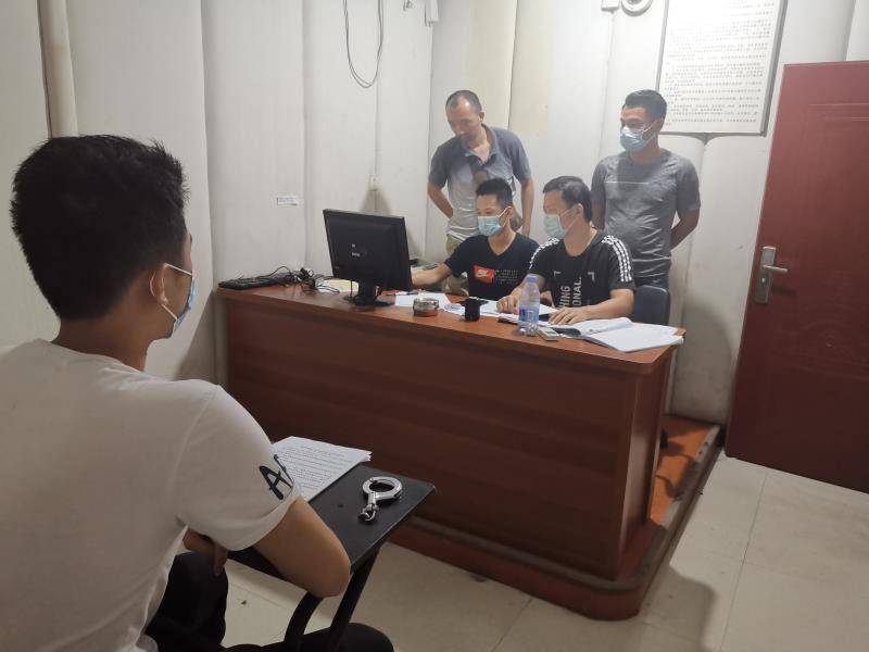把话费充值漏洞告诉网友 一大学生“黑客”被抓
