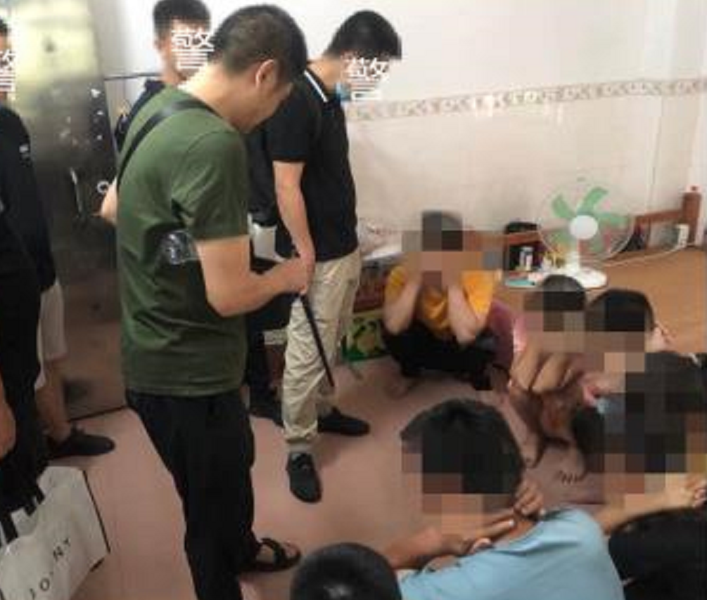 “胡须佬”扮“美娇娘”立志将单身男网友一网打尽 最终被警方一窝端
