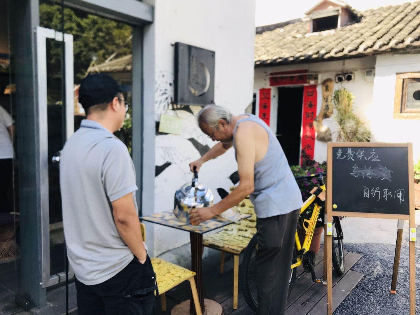 免费供应，自行取用 |​ 最热的天，这里有最凉的茶，以及最暖的心！