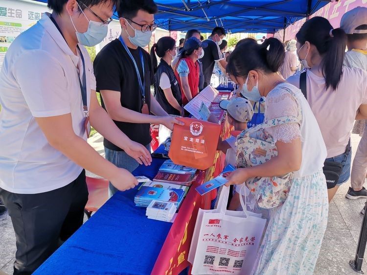 硬核“摆摊”，宝龙街道社矫普法进社区