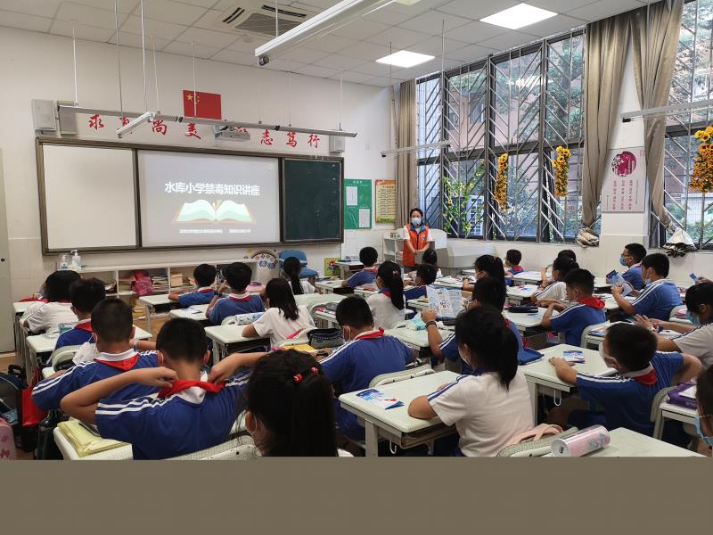 播放禁毒动画展示PPT 东湖街道开展禁毒宣传进校园活动