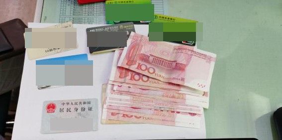 电脑包遗落公交 细心乘务员拾获及时归还