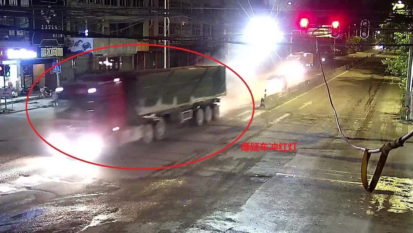 “泥头车”闯红灯、撞收费杆……刑拘没商量！