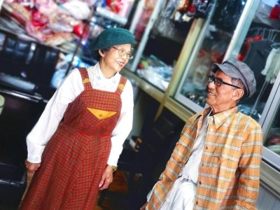 84岁夫妻穿“潮服”合照，1个月圈粉49万：年龄不阻碍时尚