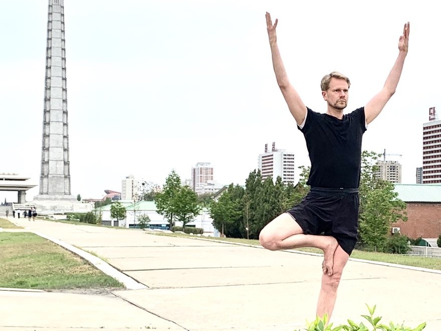 防疫期间，瑞典驻朝鲜大使在平壤街头练瑜伽