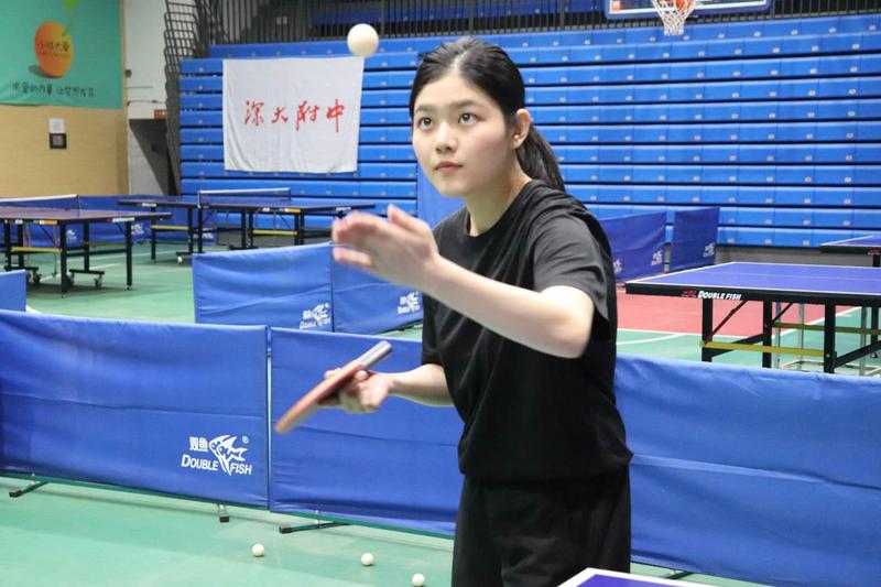 深圳体育人 | 关文君，大学生冠军挂帅中学校队