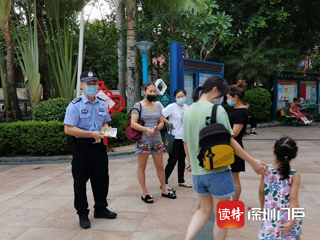现场为学生解答禁毒知识  莲塘街道开展禁毒宣传活动