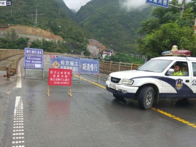 国道319重庆武隆段突发山体滑坡，道路中断 