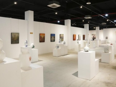 28日前，到龙华侯宝斋艺术馆免费观“融贯中西——富中奇特邀作品展”