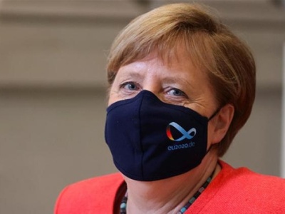 德国总理默克尔首次戴口罩公开露面，回击“虚伪”质疑