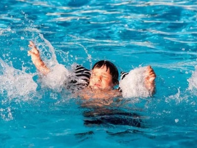 绷紧安全弦：儿童若发现同伴溺水，一定不要自行下水救助！