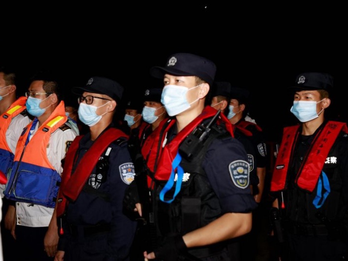 深圳海事配合公安等部门开展海域打私专项行动