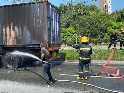南山区月亮湾大道一货柜车着火 消防员五分钟扑灭火势