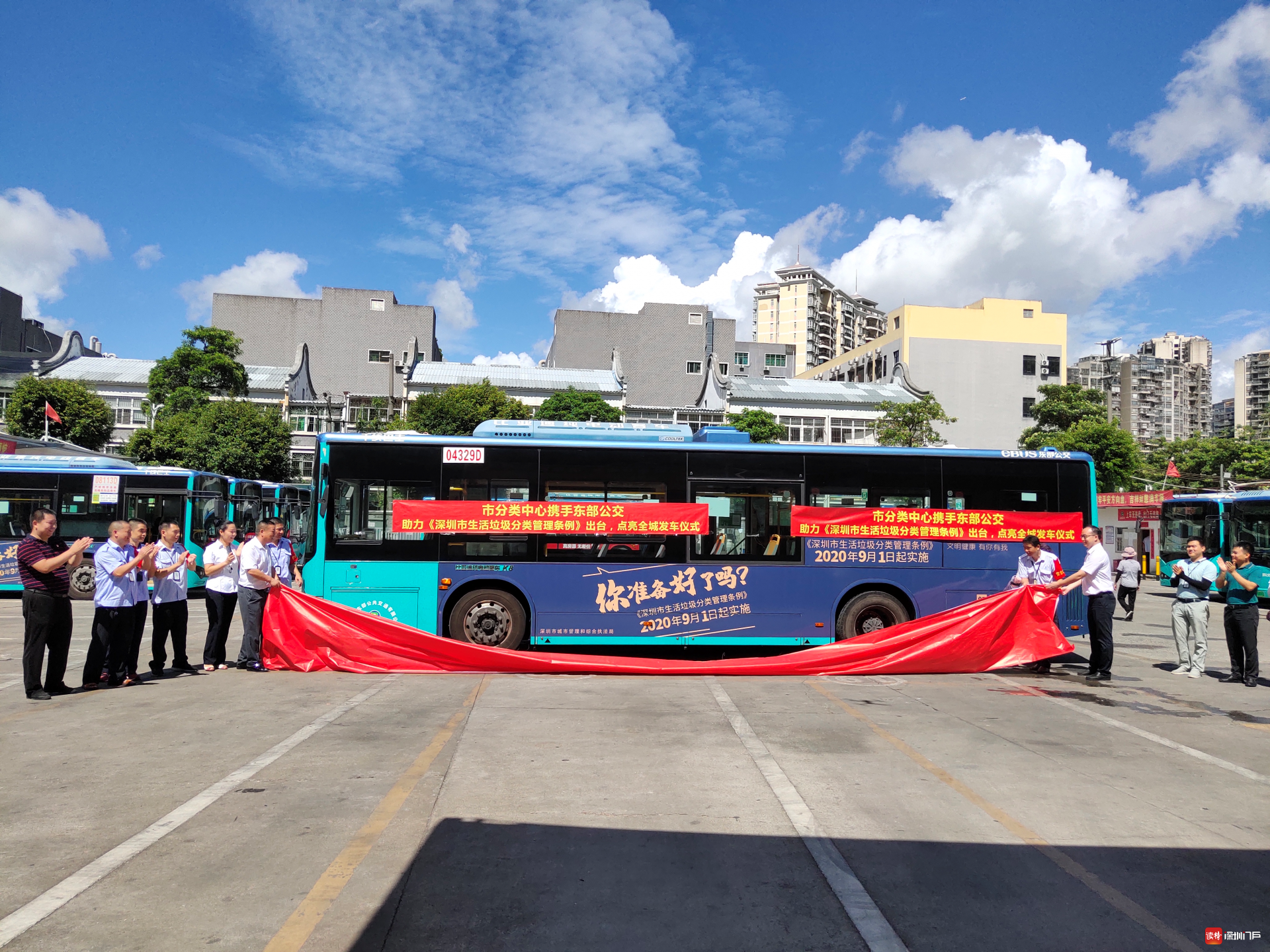 快上车，看这些公交车为深圳垃圾分类代言啦！