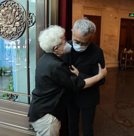 众星悼念于蓝：“白毛女”步履蹒跚需搀扶，葛优面容憔悴难掩悲痛