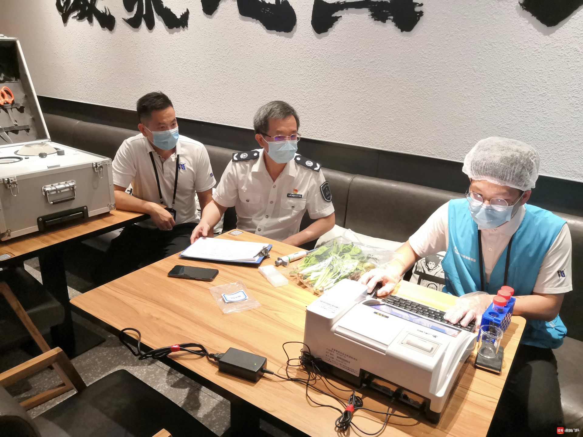 “查餐厅”专项执法行动检查光明区人气餐厅“探鱼”  
