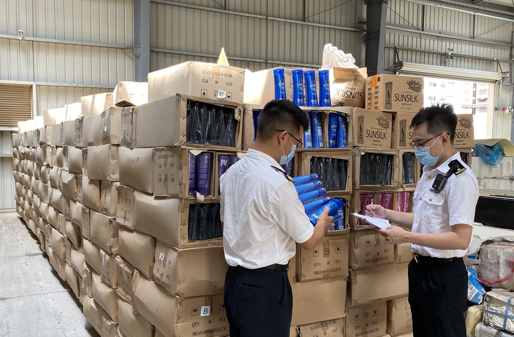 深圳海关集中销毁4万余支侵权洗发水