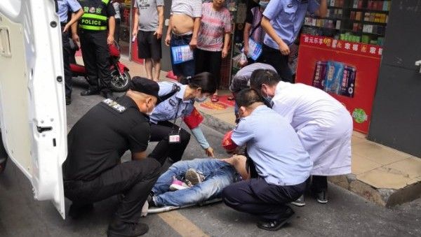 醉酒男子倒地不省人事 网格员第一时间救护送医