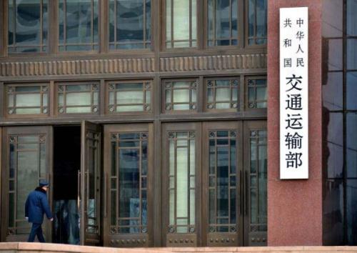 交通运输部：汲取安顺公交车坠湖事件教训 强化暑期人民群众出行安全
