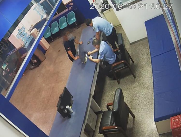 网约车司机到派出所备案 一查竟是网逃人员