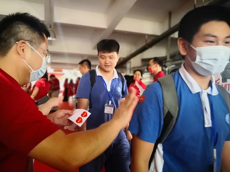 龙城初级中学：走过“成功门”，中考一定旗开得胜！