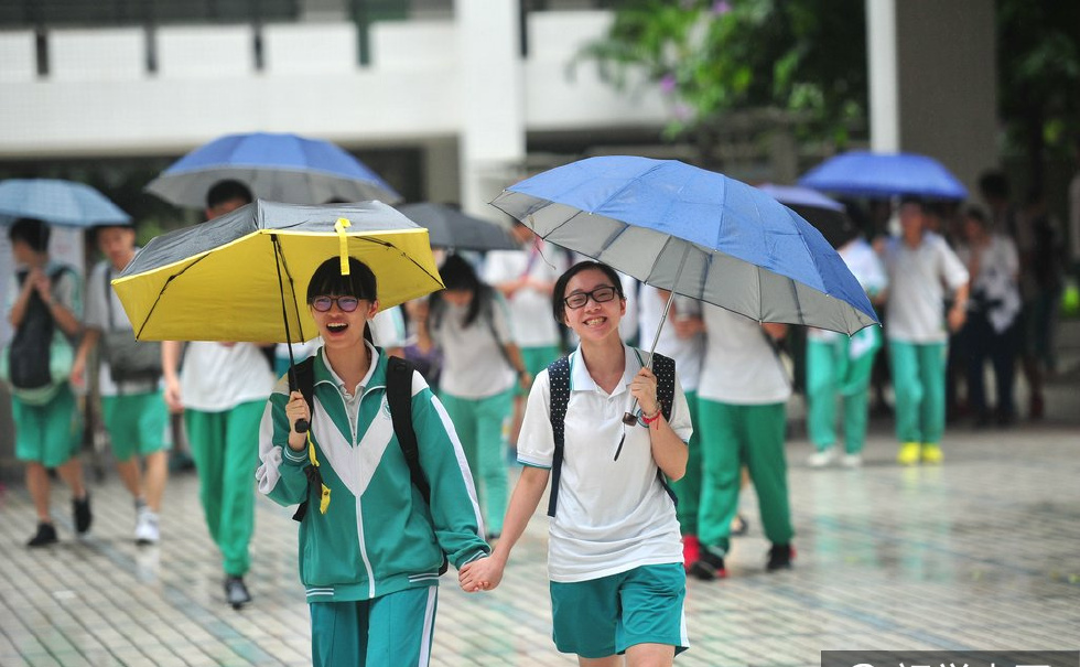高考首日强降雨持续升级 中央气象台发布今年首个暴雨橙色预警