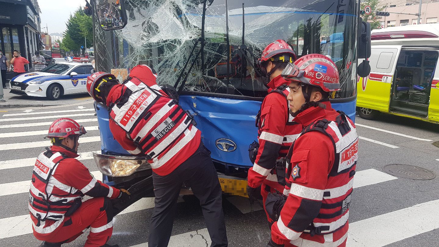 韩国首尔一公交车突然冲向饭店车头被撞烂，18人受伤