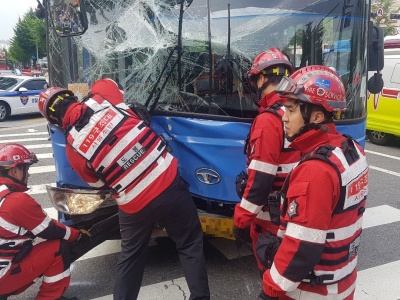 韩国首尔一公交车突然冲向饭店车头被撞烂，18人受伤