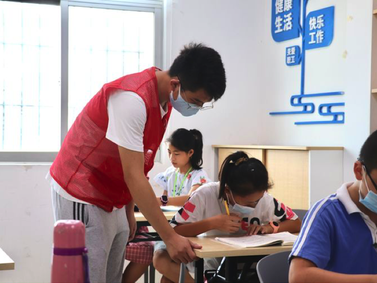 石井社区党群服务中心暑期课业辅导班开班啦！