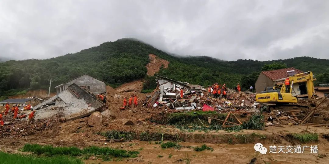 湖北黄梅山体滑坡现场救出一名81岁老人