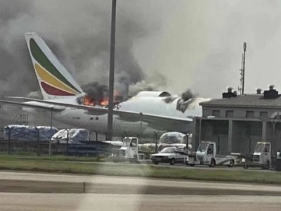 上海浦东机场一架埃塞俄比亚航空777货机起火 多个航班备降虹桥