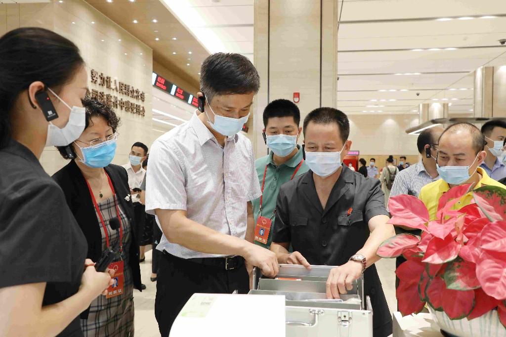 龙华区人大视察龙华法院现代化诉讼服务体系建设工作