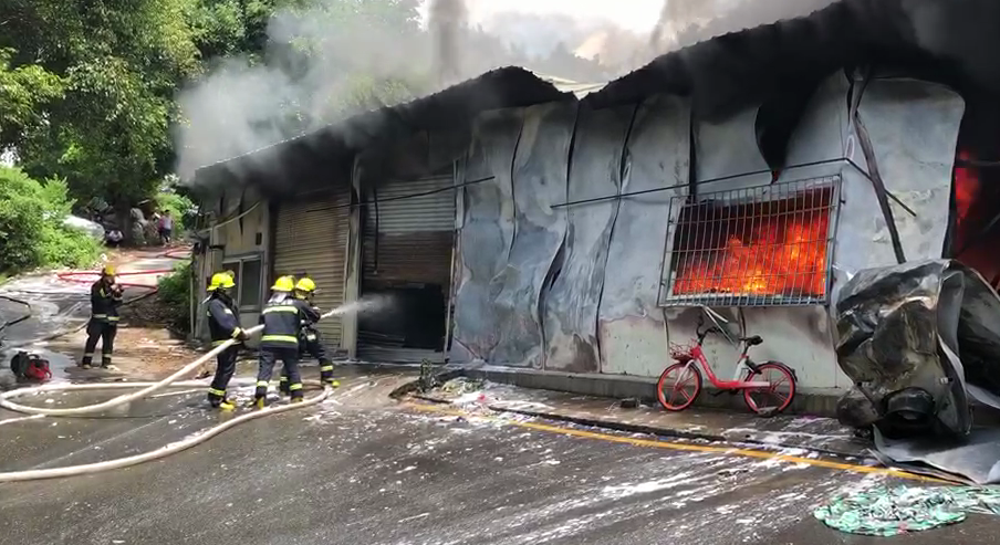 南山西丽一仓库突发火灾 现场无人员伤亡