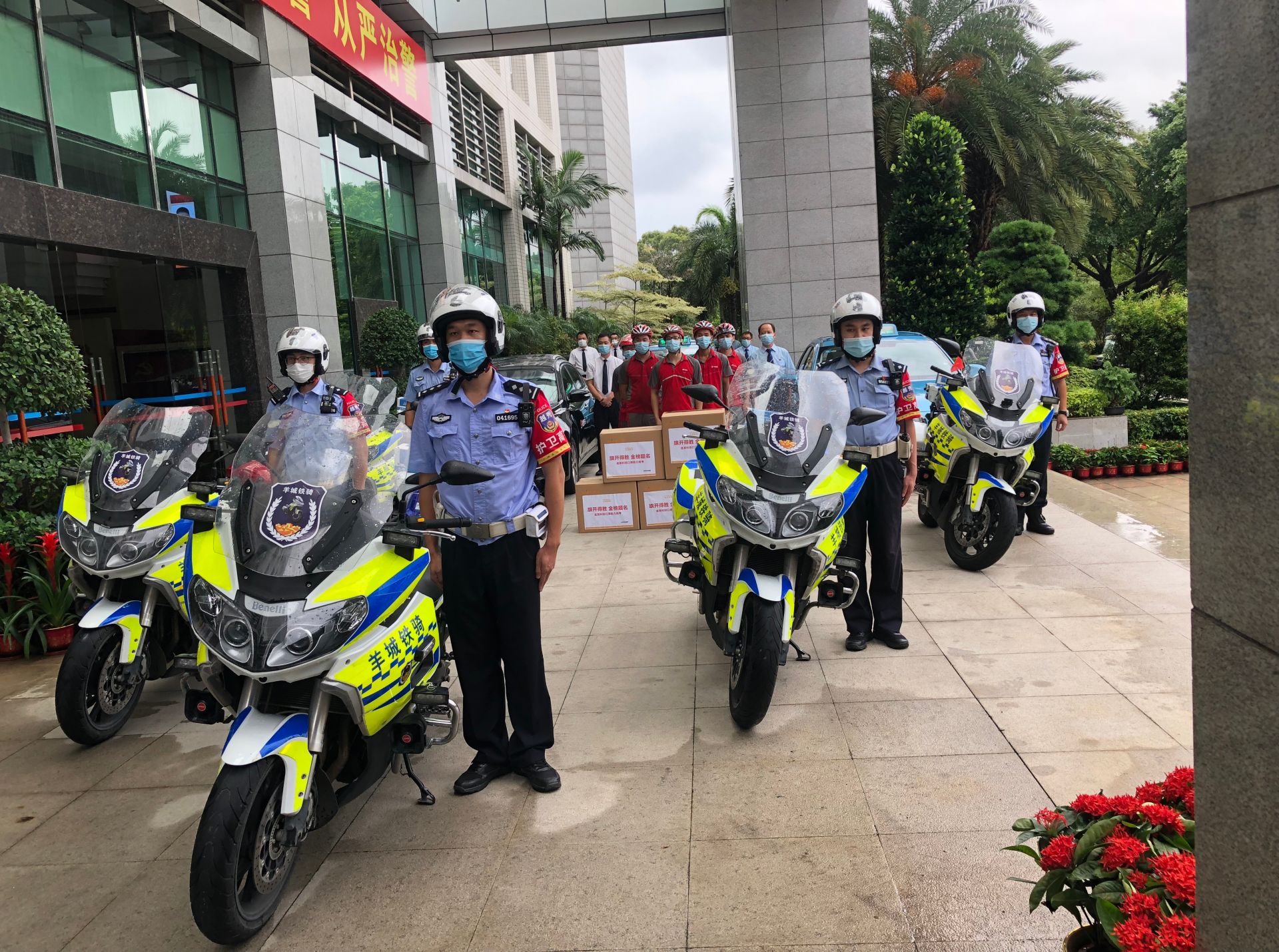 羊城铁骑、快递小哥、爱心护考车队……广州交警今年这样“护航”高考