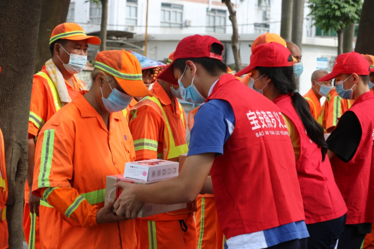 夏日送清凉，燕罗组织志愿者慰问“城市美容师”