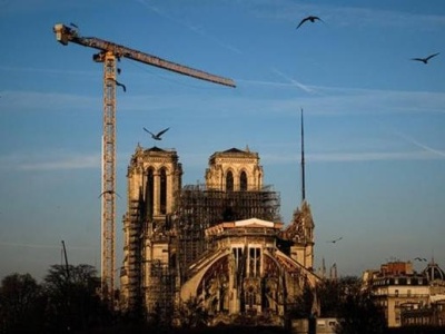 法国考虑将“按原样”重建被烧毁巴黎圣母院塔尖