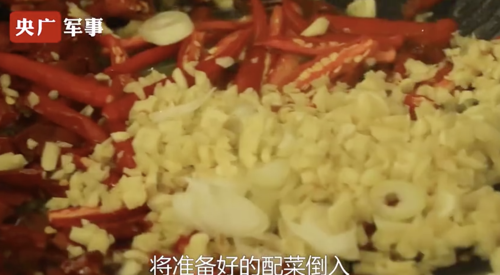 军营食堂是怎样的存在？大锅大铲做排骨最香