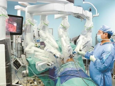 市三医院首台达芬奇机器人“上岗”  医生为患者实施手术全程“零接触”