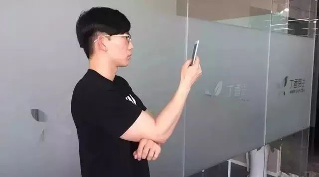 低头玩手机 = 头顶 50 斤，教你 3 个玩手机的正确姿势