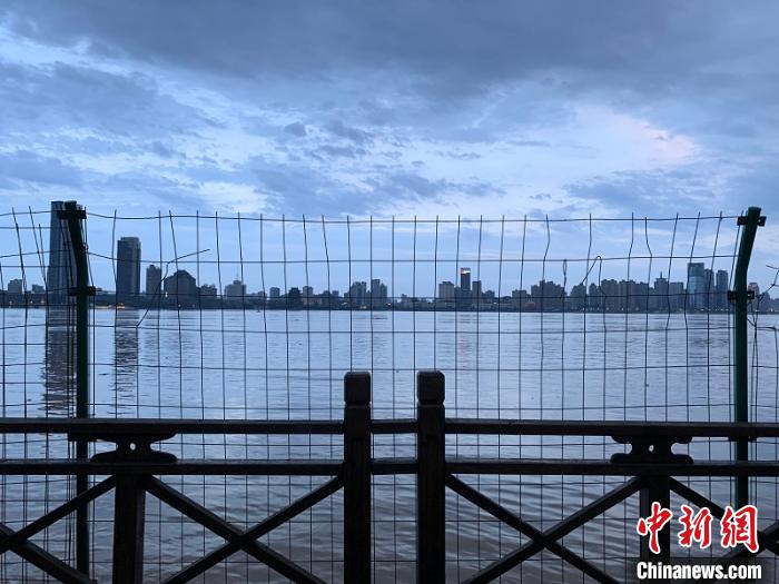 直击洪峰过境南昌城区：亚洲最大音乐喷泉群被淹没