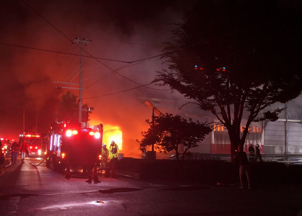 日本静冈一工厂发生火灾，造成3名消防员、1名警察身亡