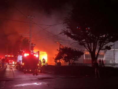 日本静冈一工厂发生火灾，造成3名消防员、1名警察身亡