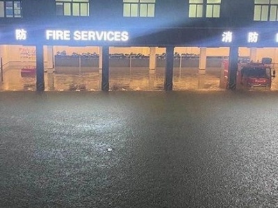 暴雨突袭四川多地受灾 消防队深夜救援不顾营房被淹