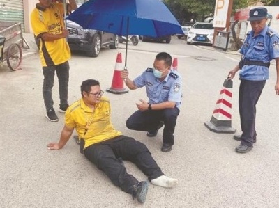 东莞：外卖小哥摔伤遇雨 民警送伞及时救援