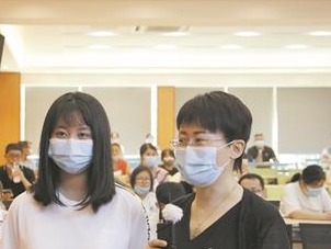 东莞市各普通高中新生开始注册，这所学校免援鄂医疗队员孩子三年学费