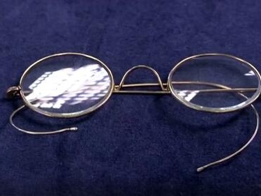 26万英镑！甘地佩戴过的眼镜在英国售出