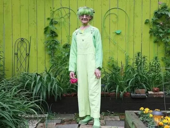 全世界最爱绿色的人：80岁奶奶满身满屋都是绿，你喜欢吗？