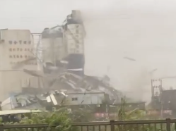 现场视频 | 米克拉来袭，福建漳州龙海一厂房被吹倒