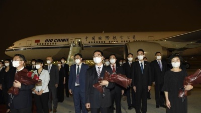 王毅赴机场迎接驻休斯敦总领事馆全体馆员回国